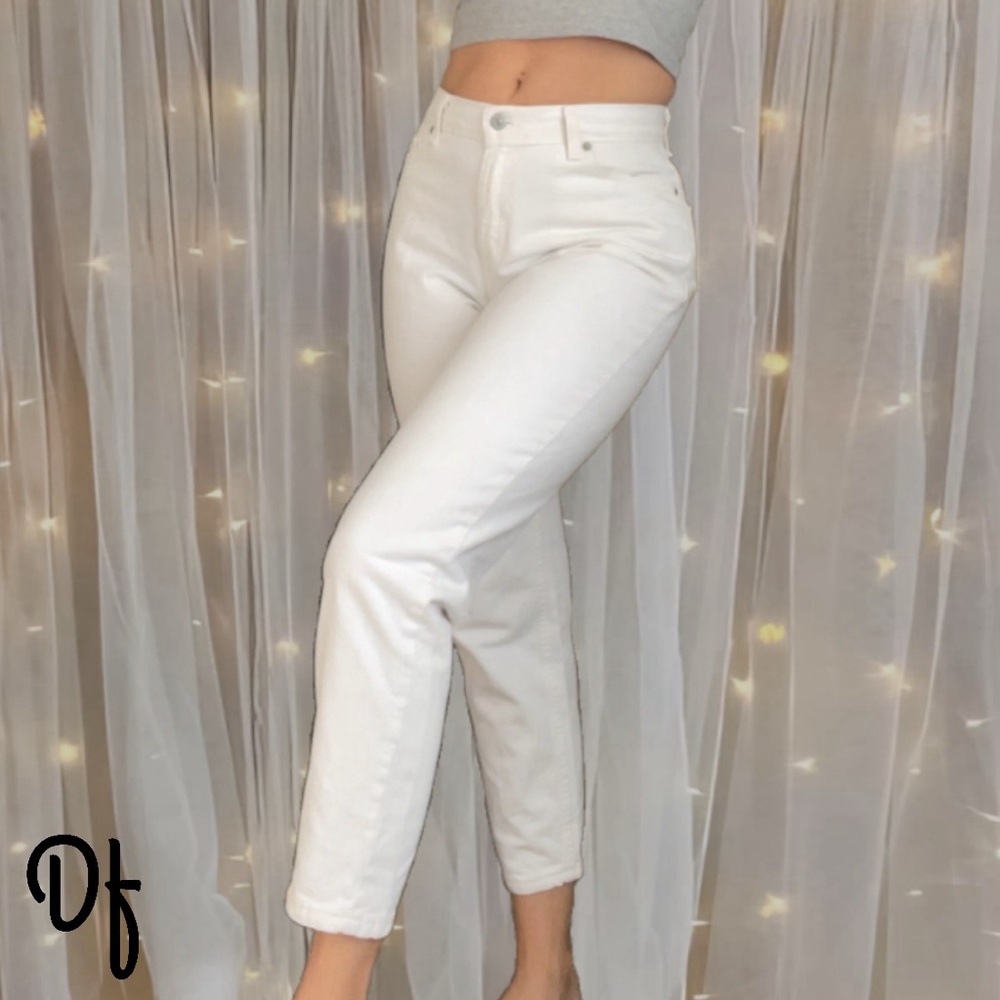 Vintage Levis 550 White High-Waisted Relaxed Fit Tapered Leg Jeans Size 27 Waist